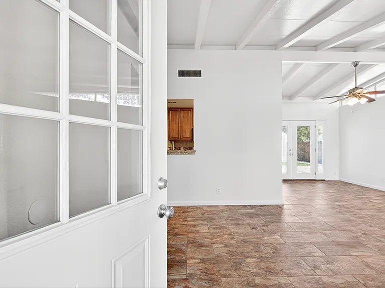 2203 Del Rio Dr — Photo 2