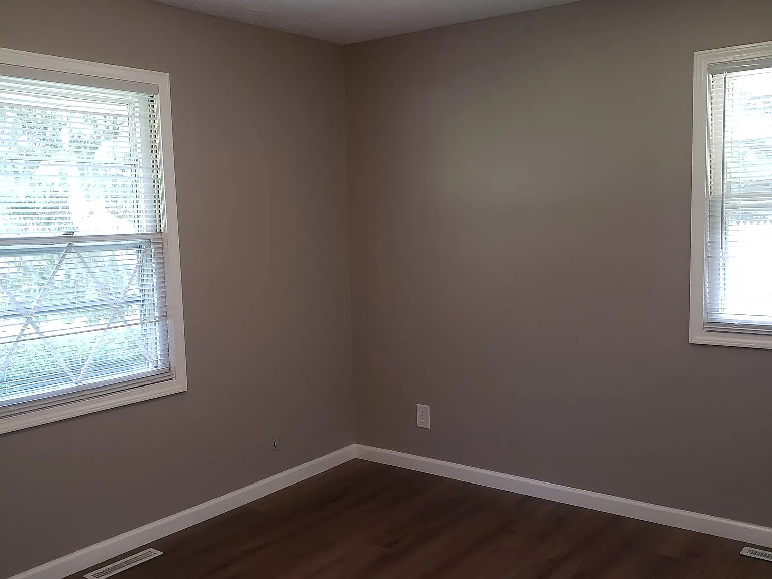 2210/2212 Carol — Photo 3