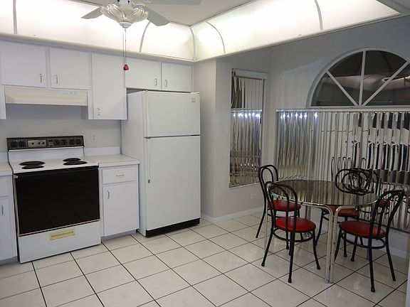 large eat-in kitchen