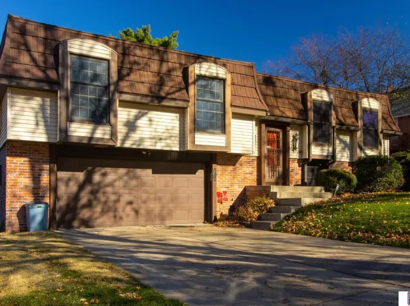 3020 Loveland Dr, Lincoln, NE 68502
