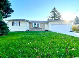 1135 N 11th St, Clinton, IA 52732