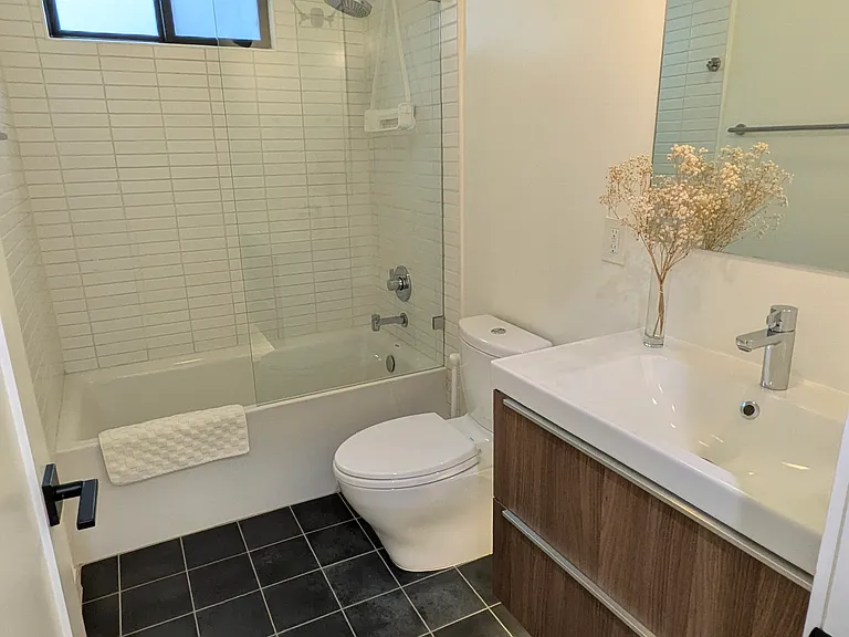51 Moss St — Photo 11