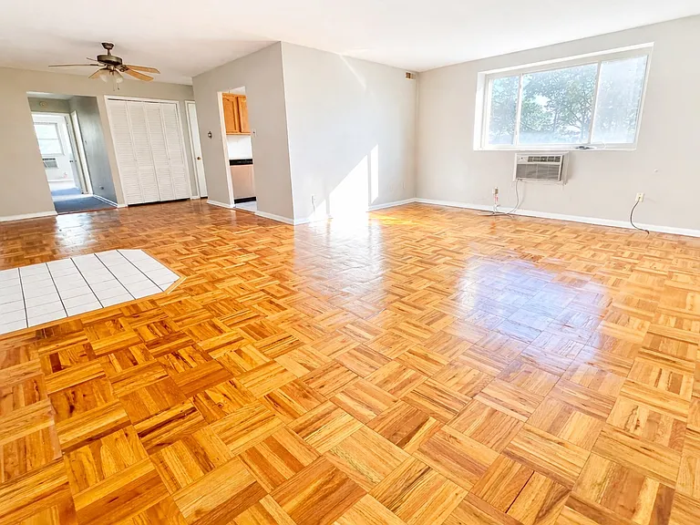 Large 1-Bedroom W/Out Balcony