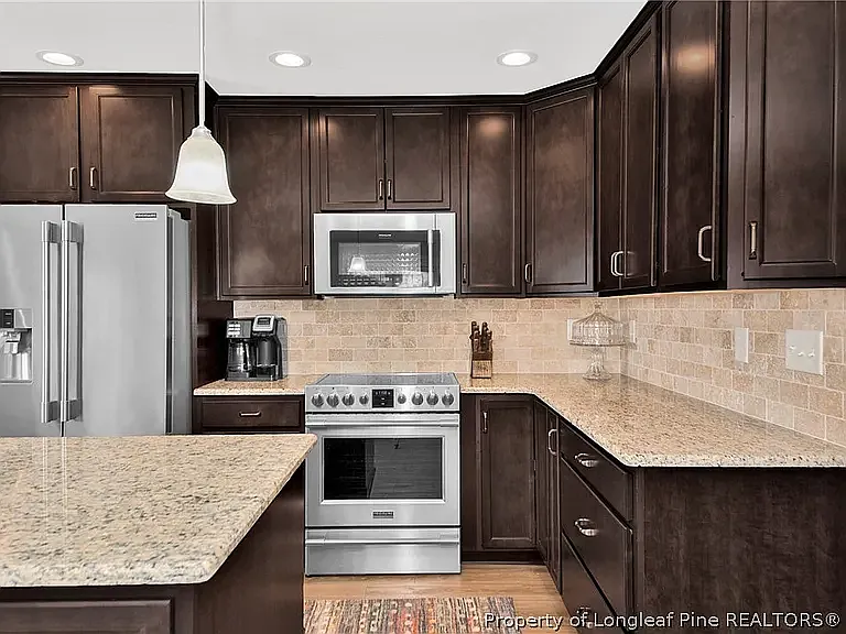4 bed, 2400 sqft, $2,100 — Photo 4