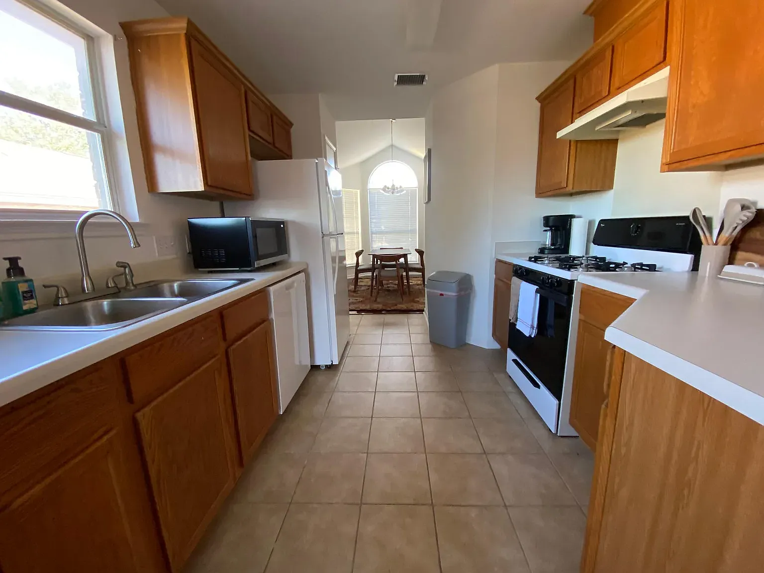 3 bed, 1217 sqft, $749 — Photo 2