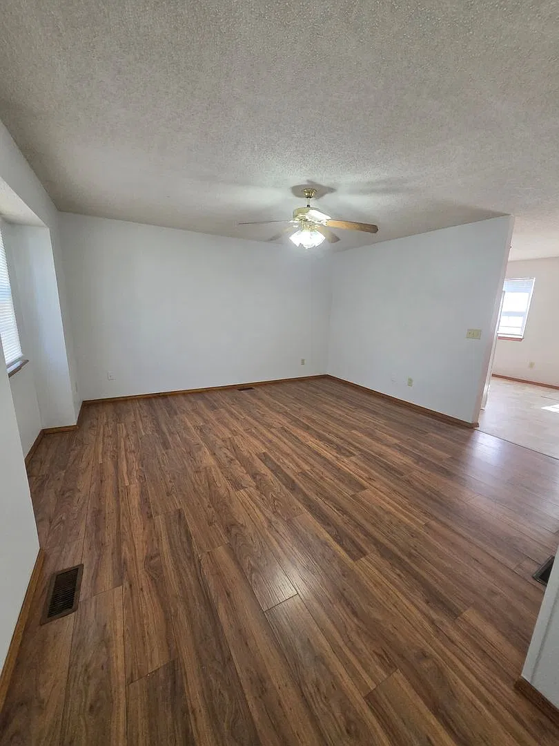 2 bed, 1 bath duplex! — Photo 2