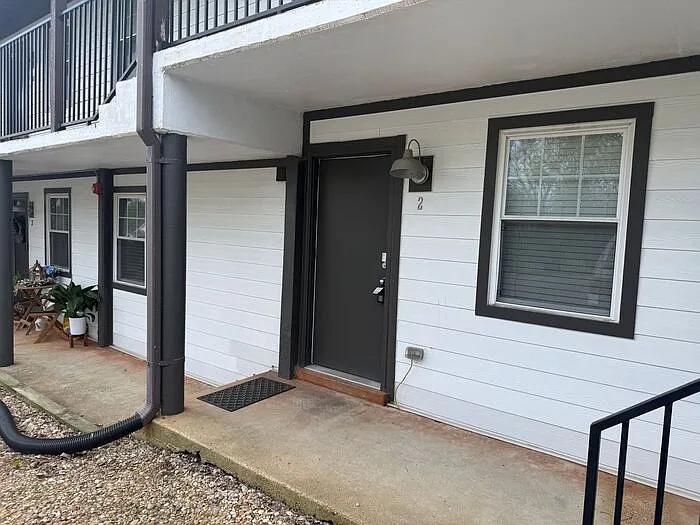 Building Photo - 517 Veritas St #2