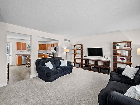 2nd image of 810 Poe Ave