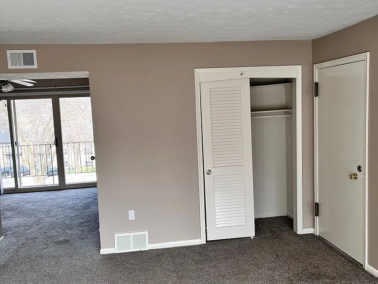 Bristol Square Apartments — Photo 105