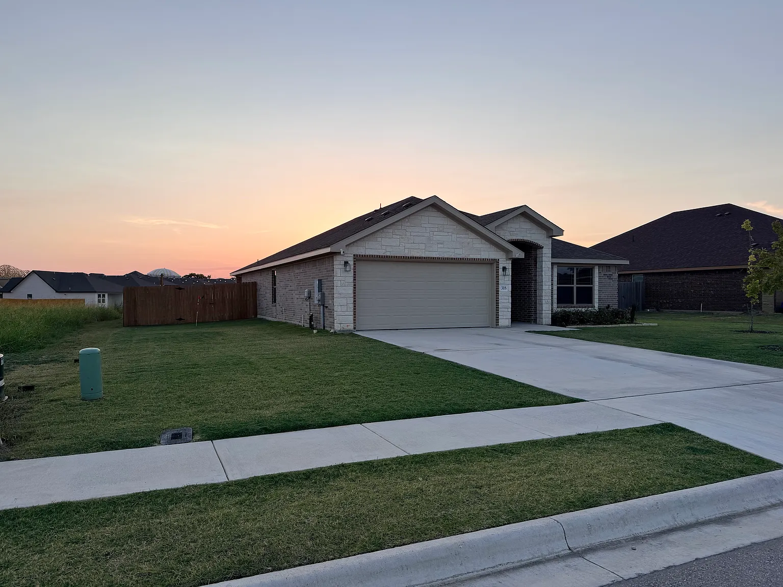 4 bed, 1996 sqft, $2,400 — Photo 3
