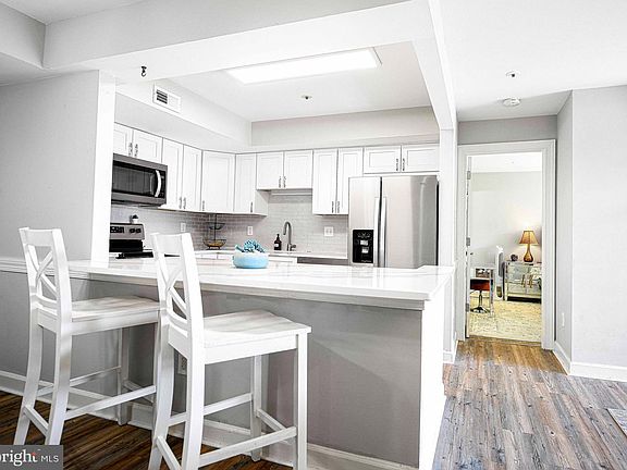 3rd image of 902 Martell Ct #902-L