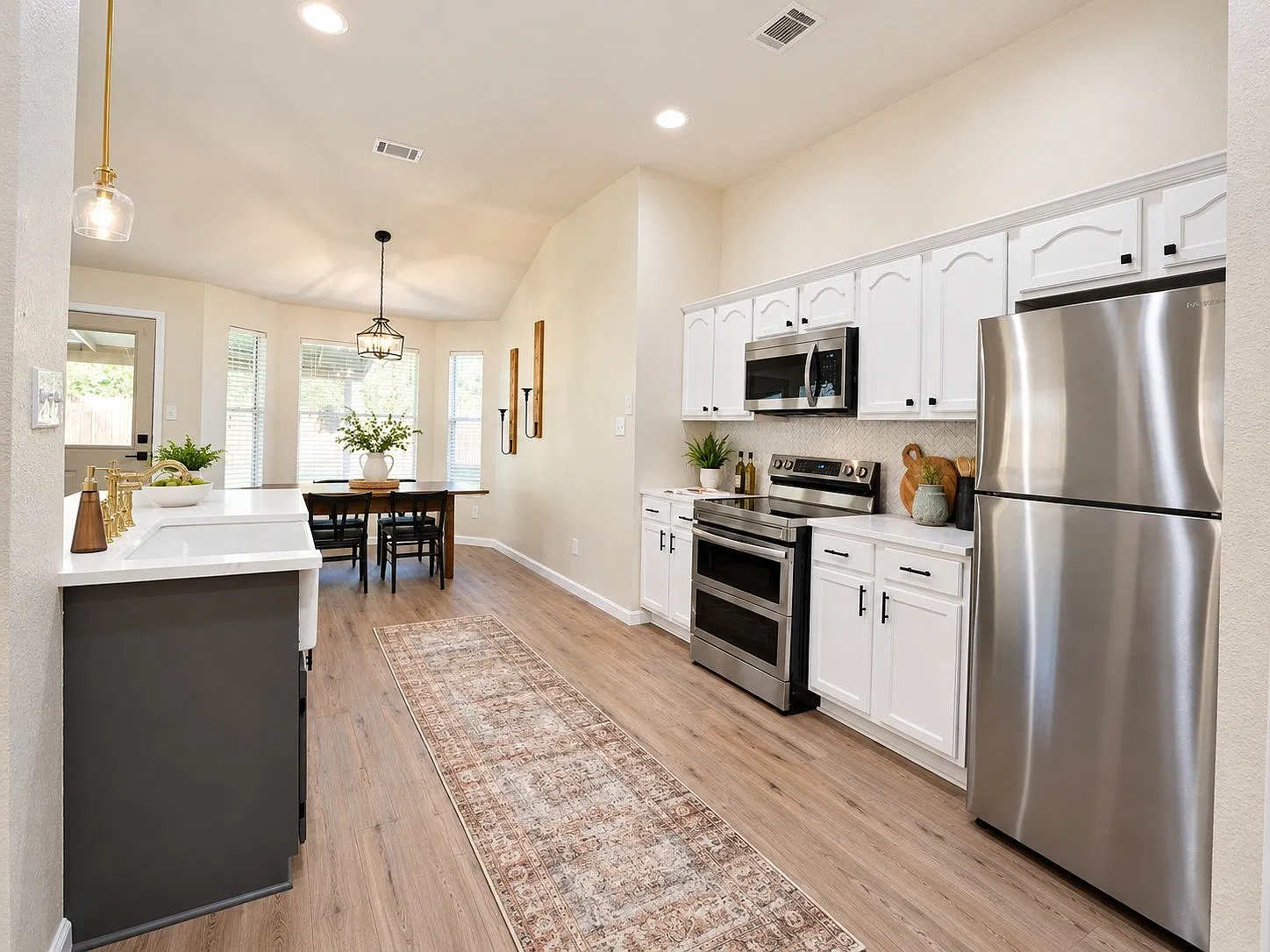 Bright & updated 4 bed/2bath Home - Fenced Yard & open floor plan — Photo 3