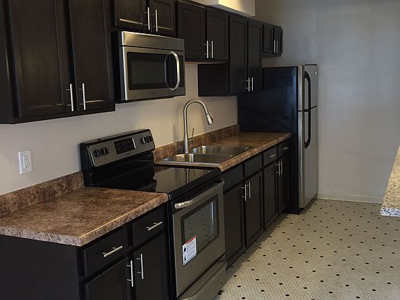 Full kitchen includes Stove, Refrigerator, microwave and garbage disposal