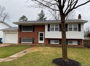 58 Hillcrest Blvd, Ballwin, MO 63021