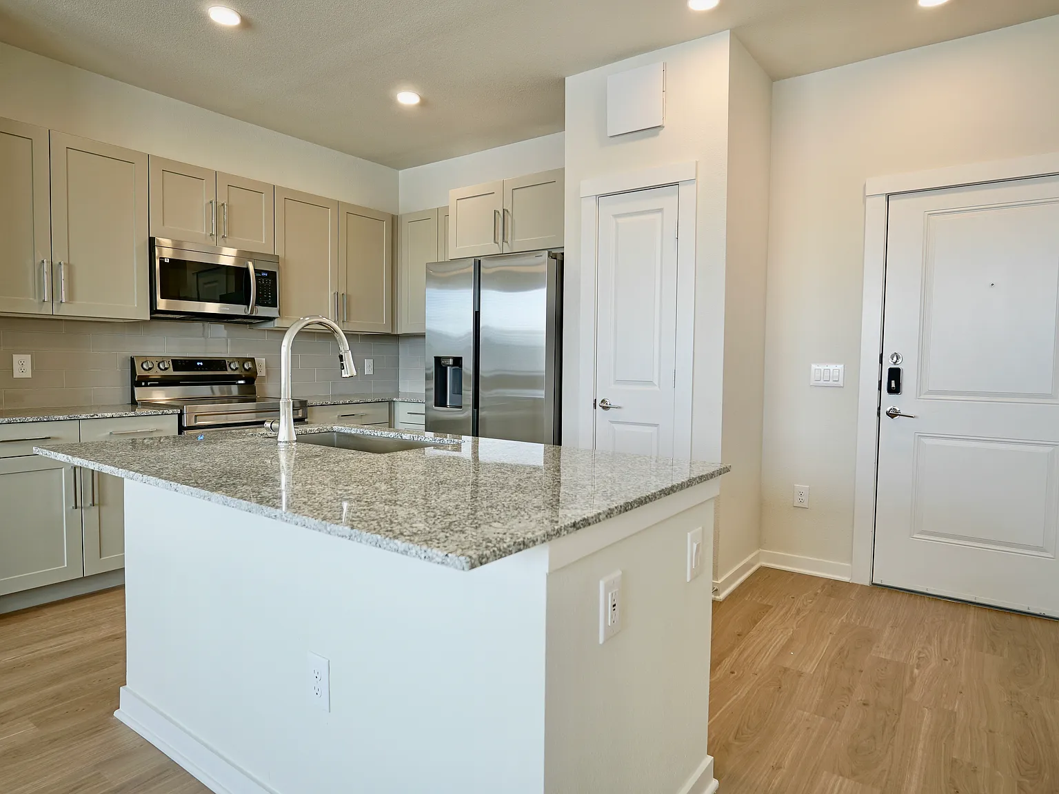 1 bed, 830 sqft, $1,030 — Photo 3