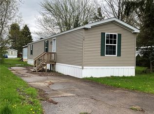 16 Pebbleridge Dr, Medina, NY 14103