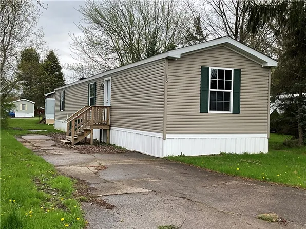 16 Pebbleridge Dr, Medina, NY 14103
