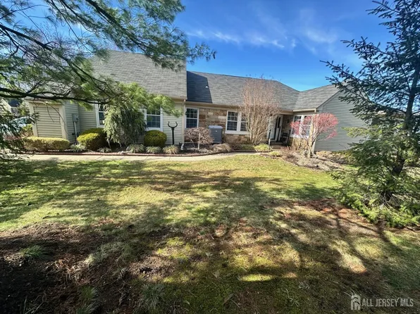 67 Yorkshire Dr, Monroe Township, NJ 08831