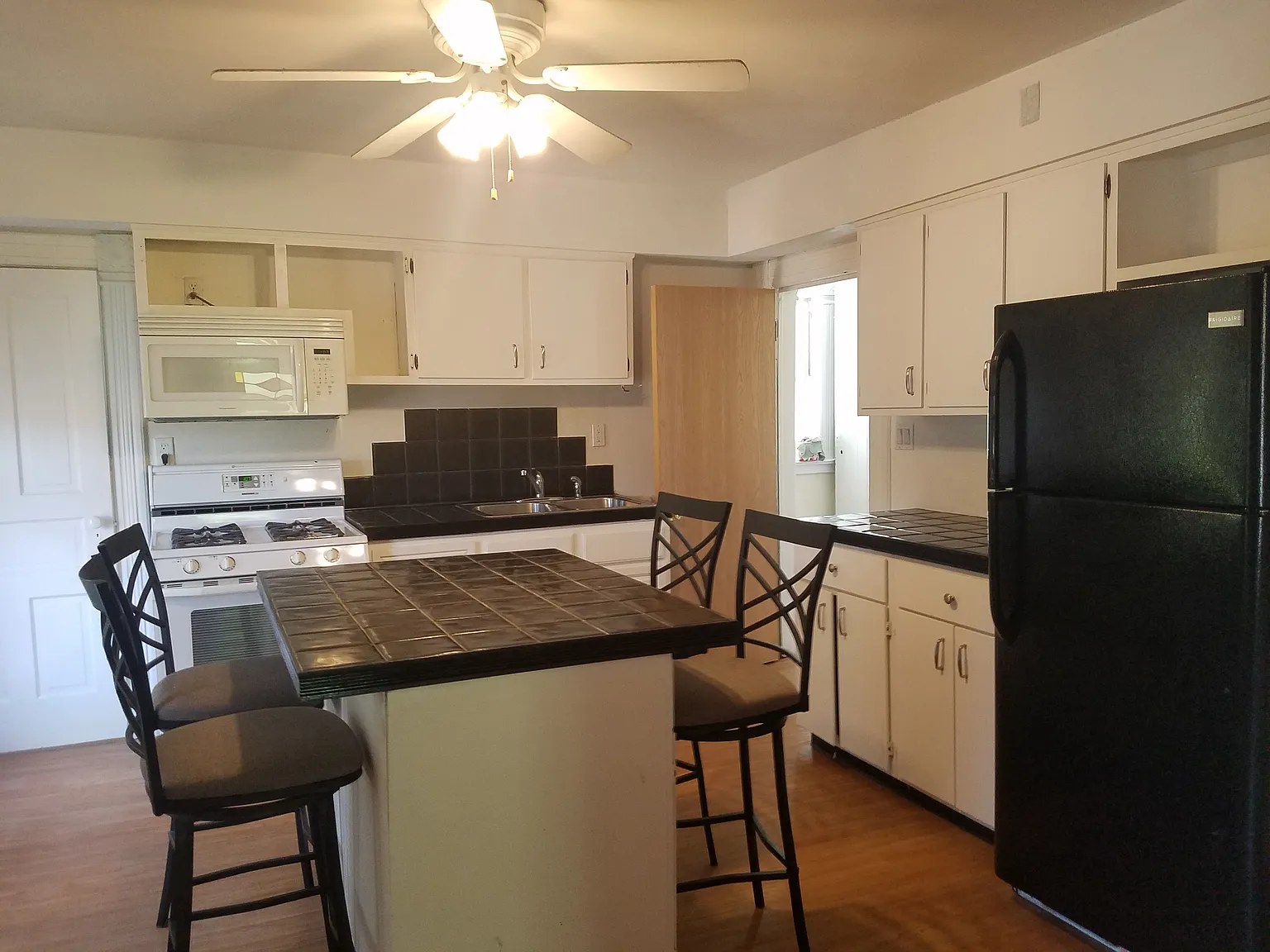 2 bed, 802 sqft, $1,500 — Photo 2