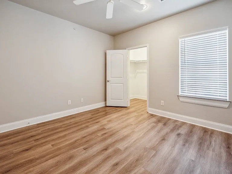 The Versailles Apartment Homes — Photo 11