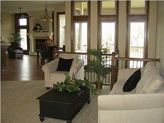 3rd image of 1002 E Rosemont Ct