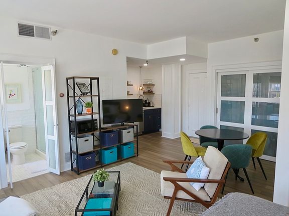 3rd image of 230 E 9th St APT 606
