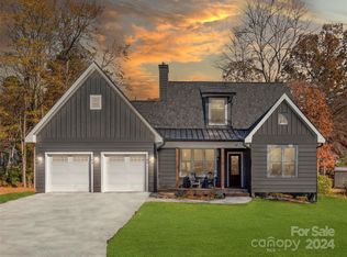 24 Oakbrook Rd, Fletcher, NC 28732