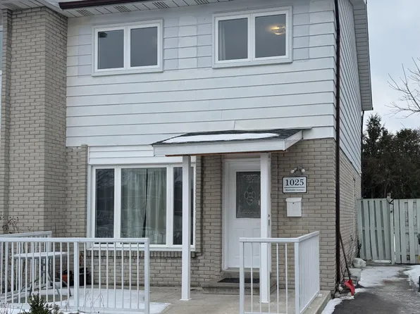 1025 Blairholm Ave, Mississauga, ON L5C 1G5