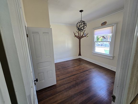 5th image of 205 Short St