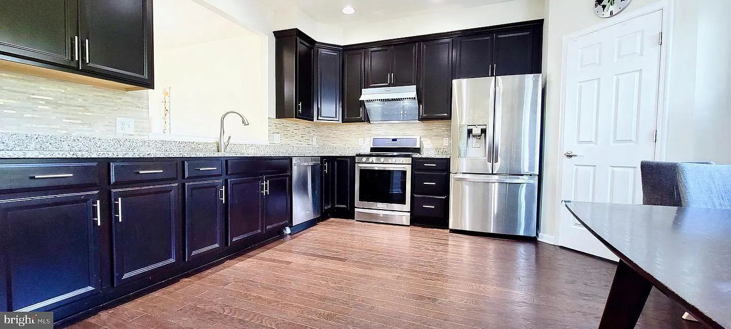 3 bed, 4.0 bath, 2231 sqft, $3,500 — Photo 3