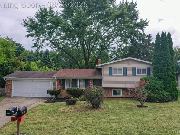 5443 Mancelona Dr, Grand Blanc, MI 48439