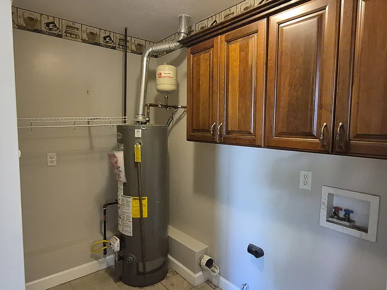 1704 Hawthorne Dr — Photo 12