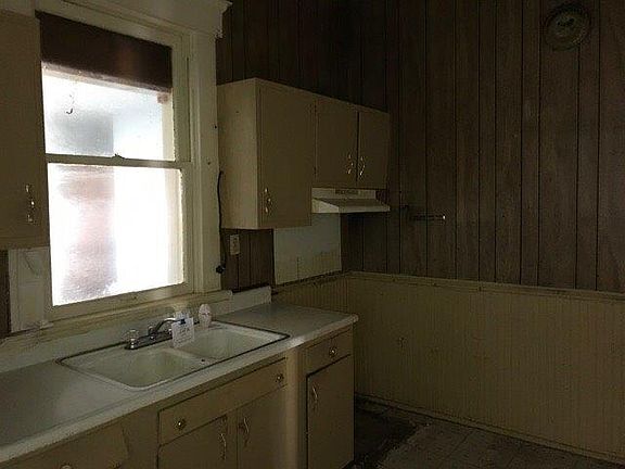4th image of 214 E 4th St