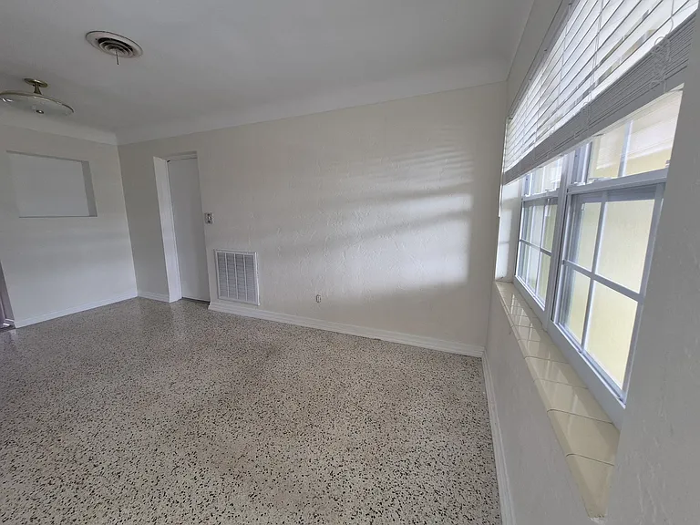 1013 Meadowlawn Dr N — Photo 4