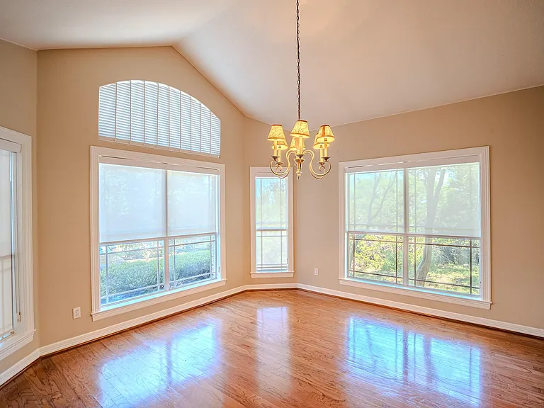 218 Hazeltine Dr — Photo 4