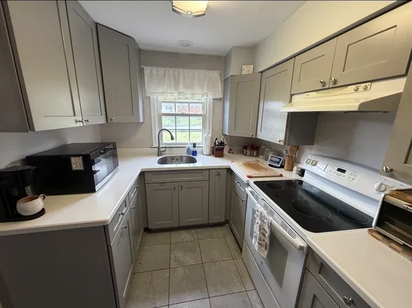 8 Old Farms Ln, New Milford, CT 06776