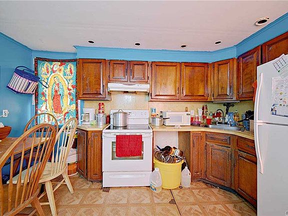 5th image of 626 3rd St