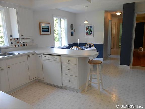 5th image of 75 Woodside Dr