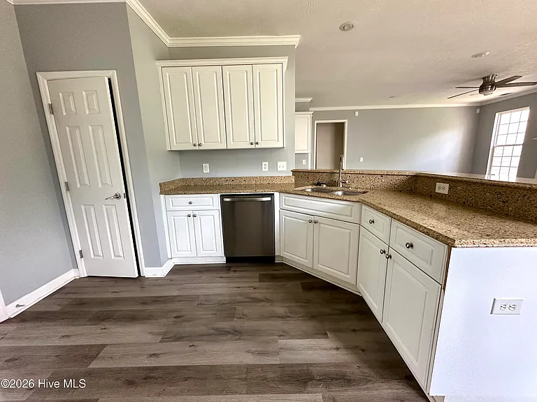 1305 Wickham Ct — Photo 9