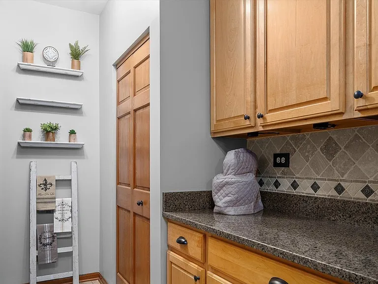 2437 Oneida Ln — Photo 6