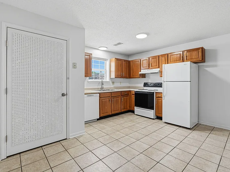 Mid-Town Apartments — Photo 30