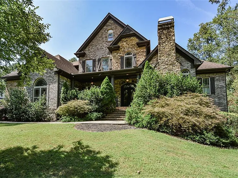 2210 Spalding Dr — Photo 3