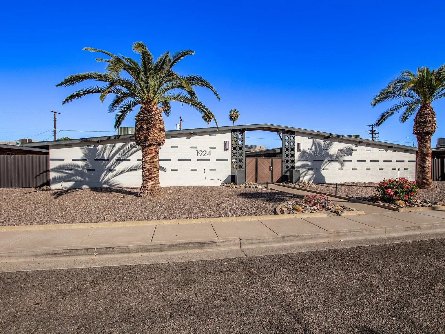 Palm View Manor — Photo 3