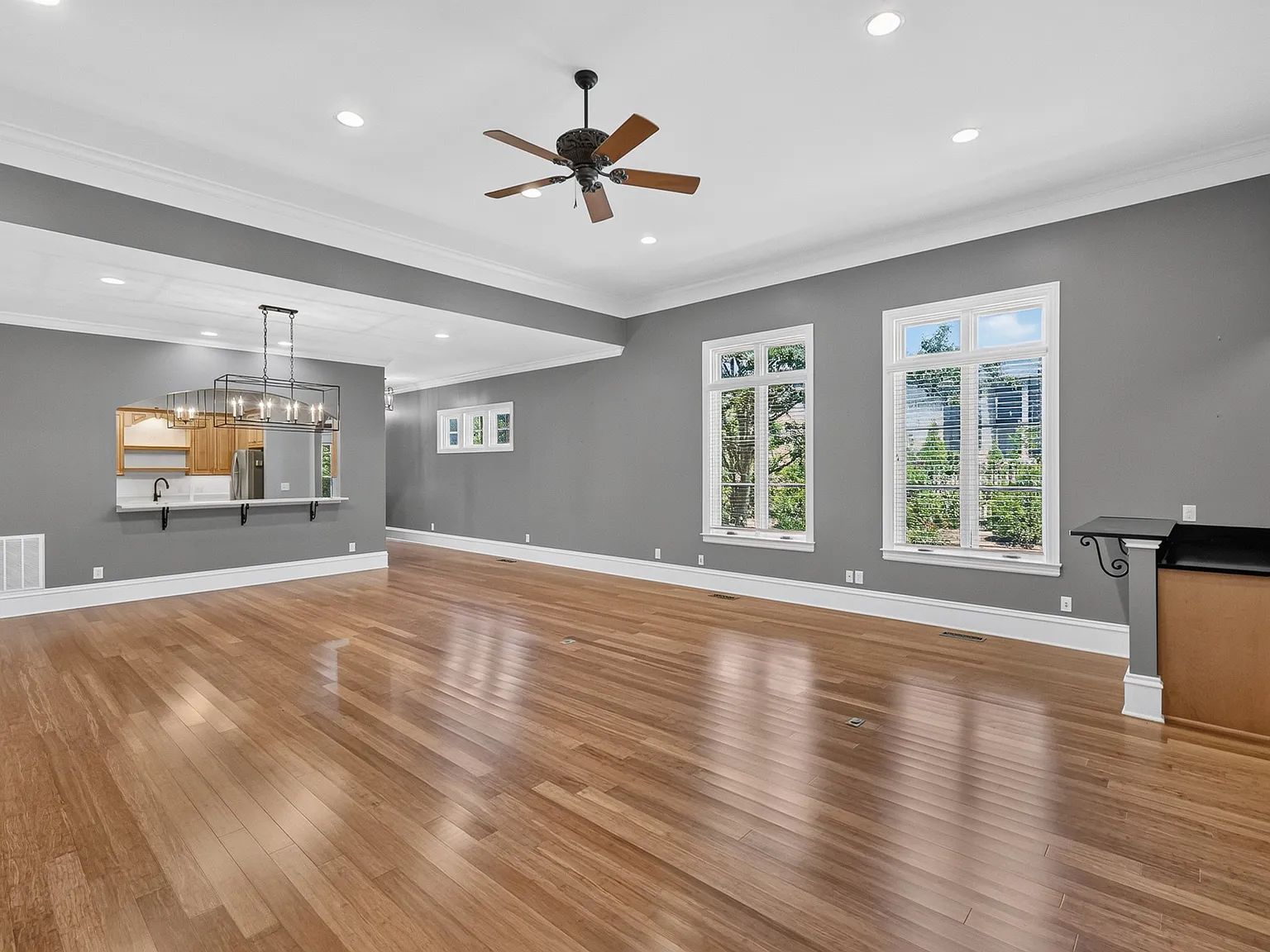 4 bed, 5.0 bath, 4424 sqft, $5,500 — Photo 4
