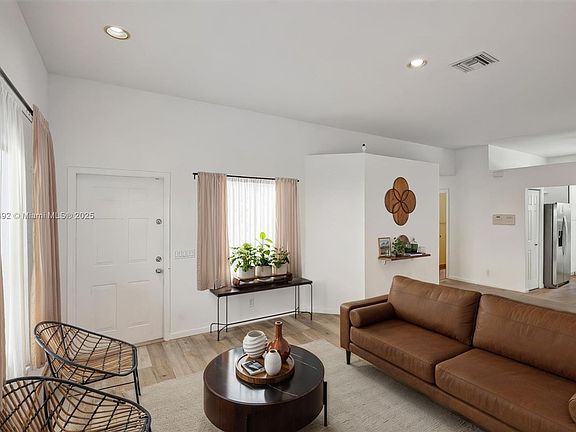 4th image of 1283 Chinaberry Dr #0