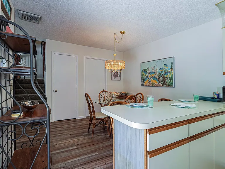 340 S Waverly Pl — Photo 14