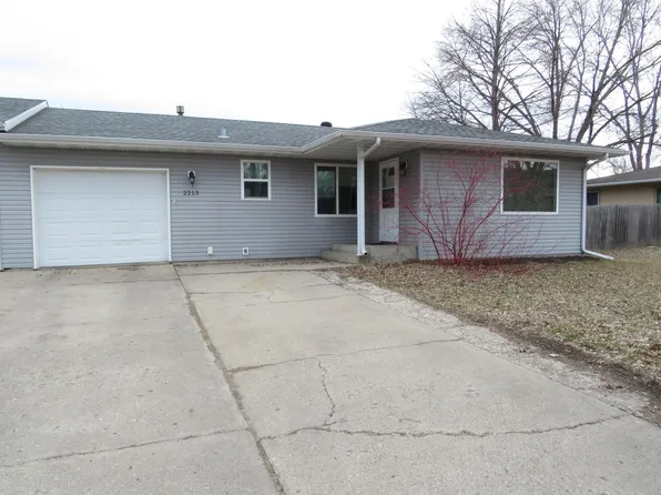 2213 15th St S, Fargo, ND 58103