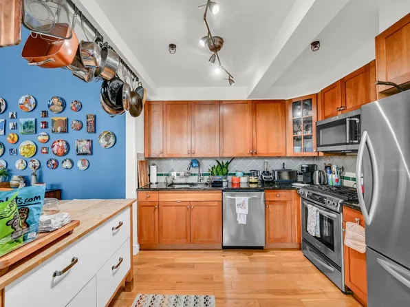 300 Communipaw Avenue image 12 of 34