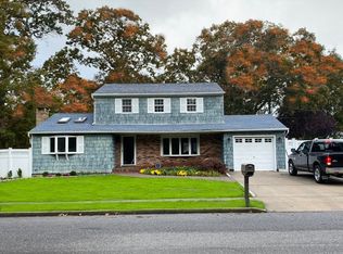 1 Washington Heights St, Selden, NY 11784