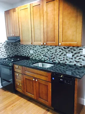 Rented by Halvatzis Realty | media 14